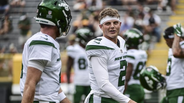 Jets QB Zach Wilson warming up